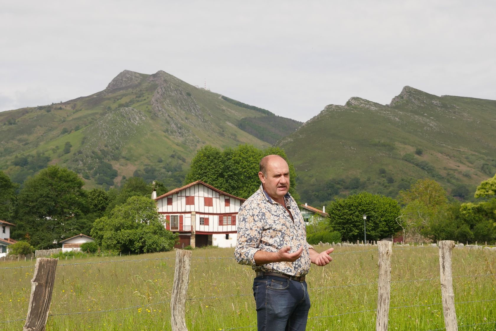 Interview de Battit Laborde le 22 mai devant son etxe, au pied de la Rhune à Sare