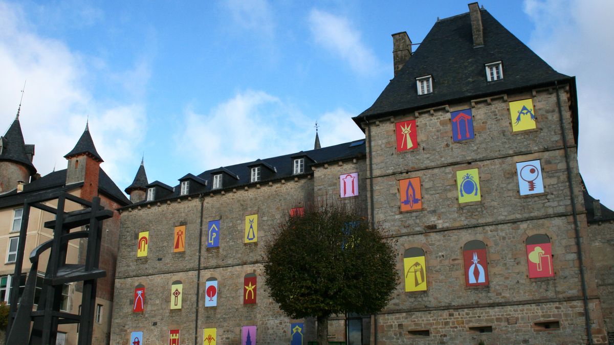 Exposition temporaire extérieure calendrier de l'Avent sur la façade du centre d'art de Meymac © CAC Meymac