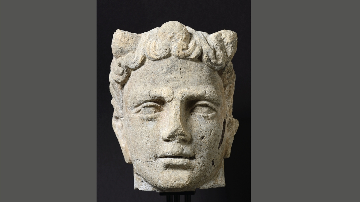 Tête de Bacchus tricornu retrouvé sur le site du Chambon © Musée Vesuna de Périgueux, B. Dupuy