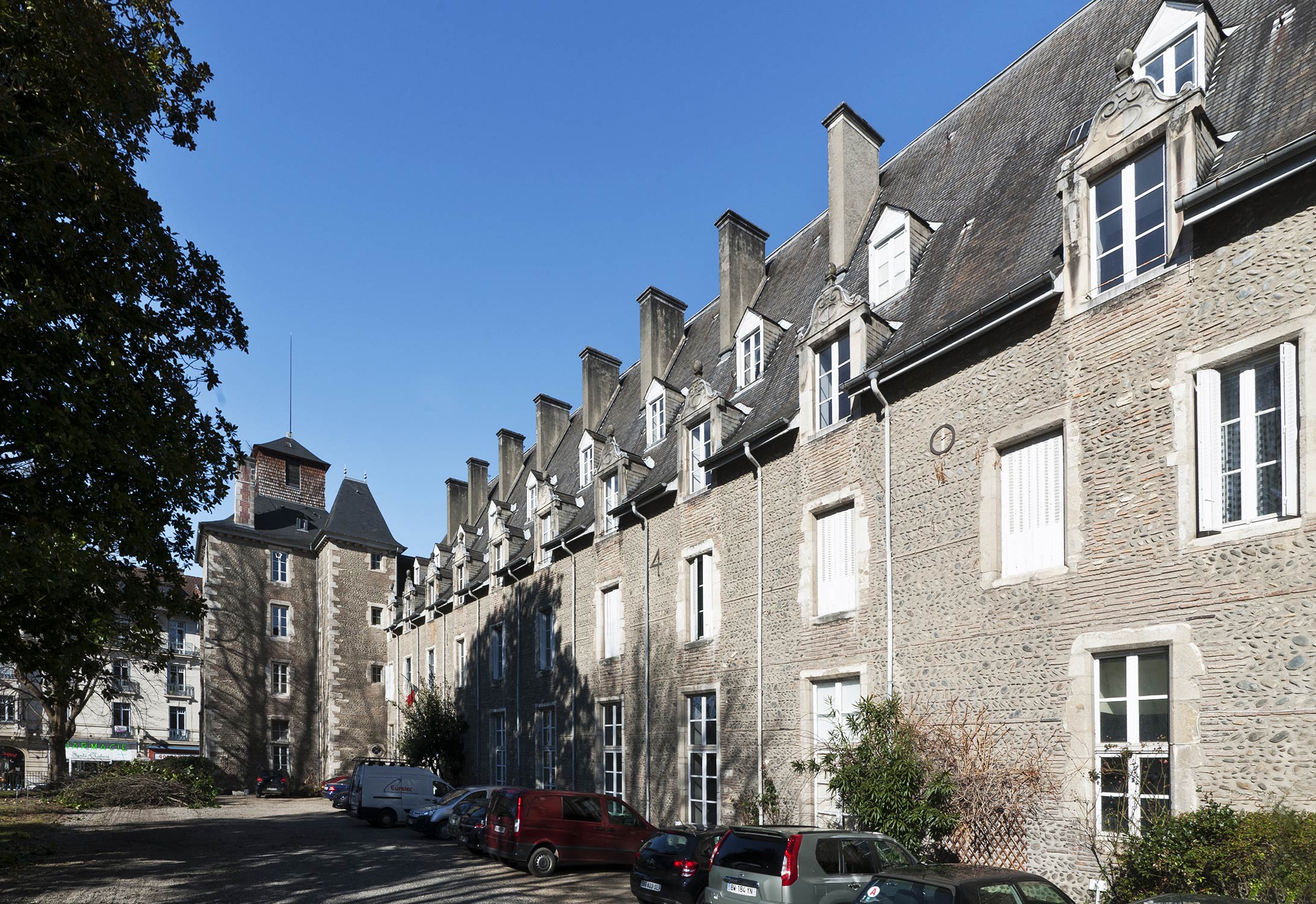 Aile sud de l’ancien collège jésuite, datée de 1640 par les ancres des tirants métalliques - Michel Dubau © Ville de Pau, Région Nouvelle-Aquitaine - Inventaire général