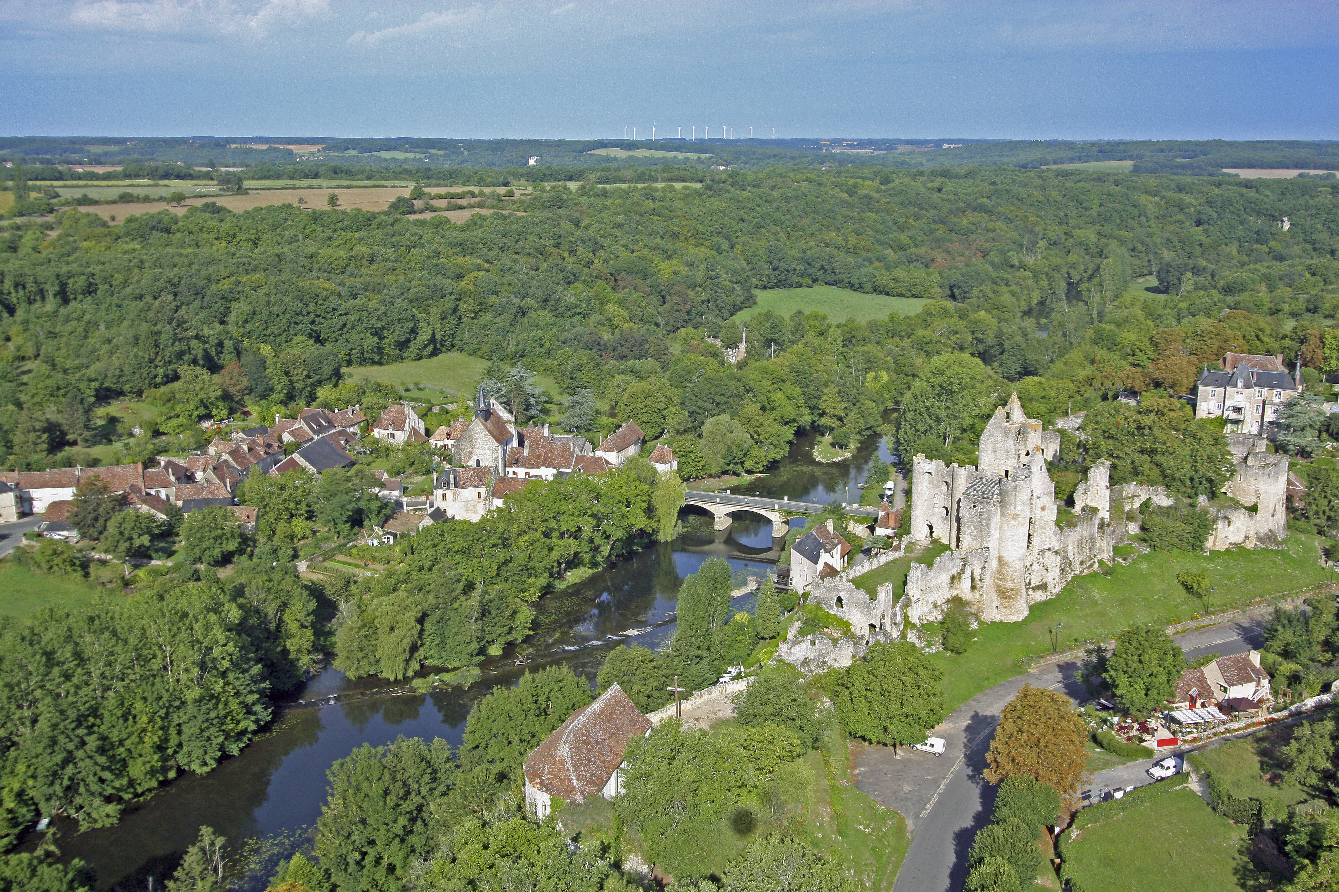 Vue aérienne de la forteresse d'Angles-sur-l'Anglin © Région Nouvelle-Aquitaine, Kestu