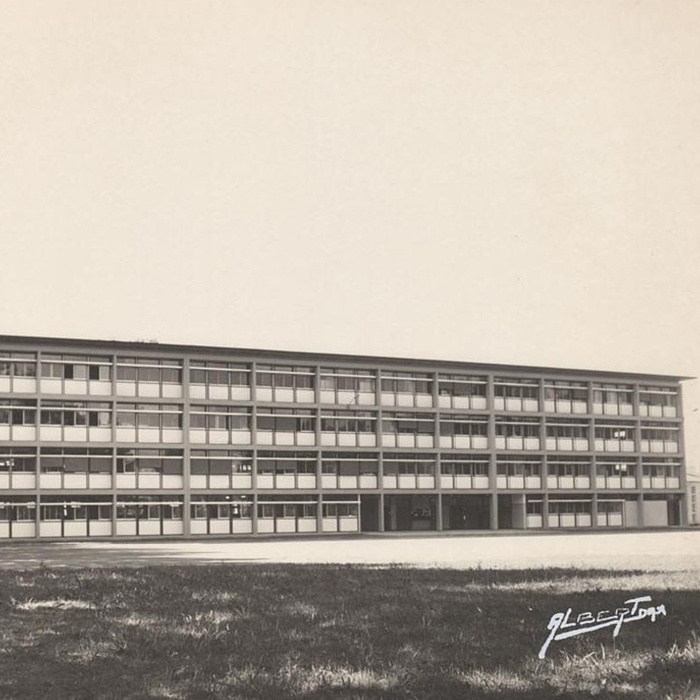 Lycée de Borda. Vue du bâtiment Nord-ouest (L) depuis la cour. (AM. Dax, non coté, Albert photographe, vers 1970). (c) Région Nouvelle-Aquitaine, Inventaire général du patrimoine culturel - reprod. Linda Fascianella.