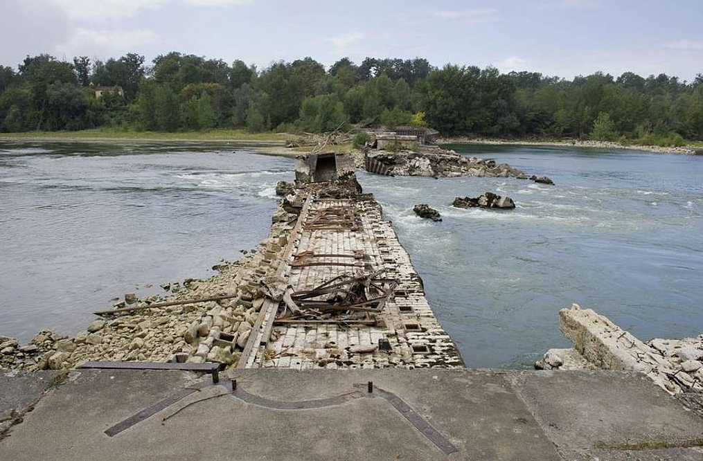 Barrage vu depuis la rive droite, en 2012. © Région Aquitaine, Inventaire général – Alban Gilbert, 2012