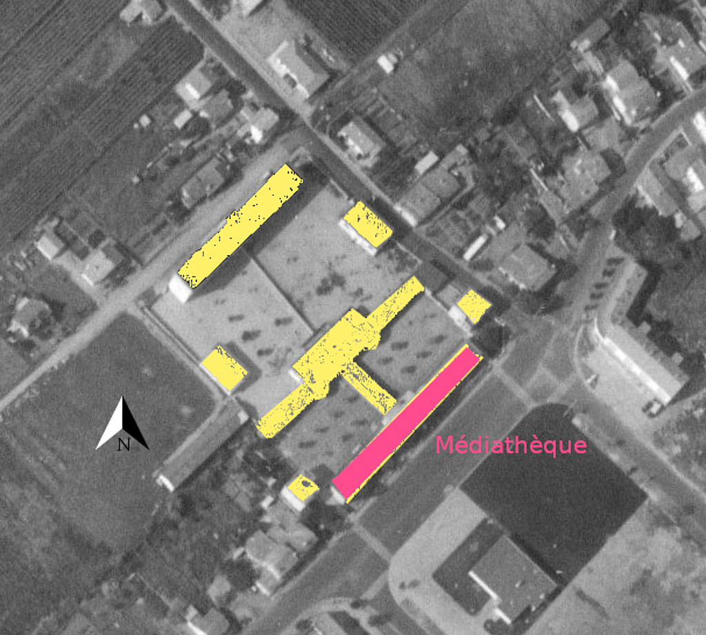 Vue aérienne du groupe scolaire en 1970 et situation de la médiathèque.