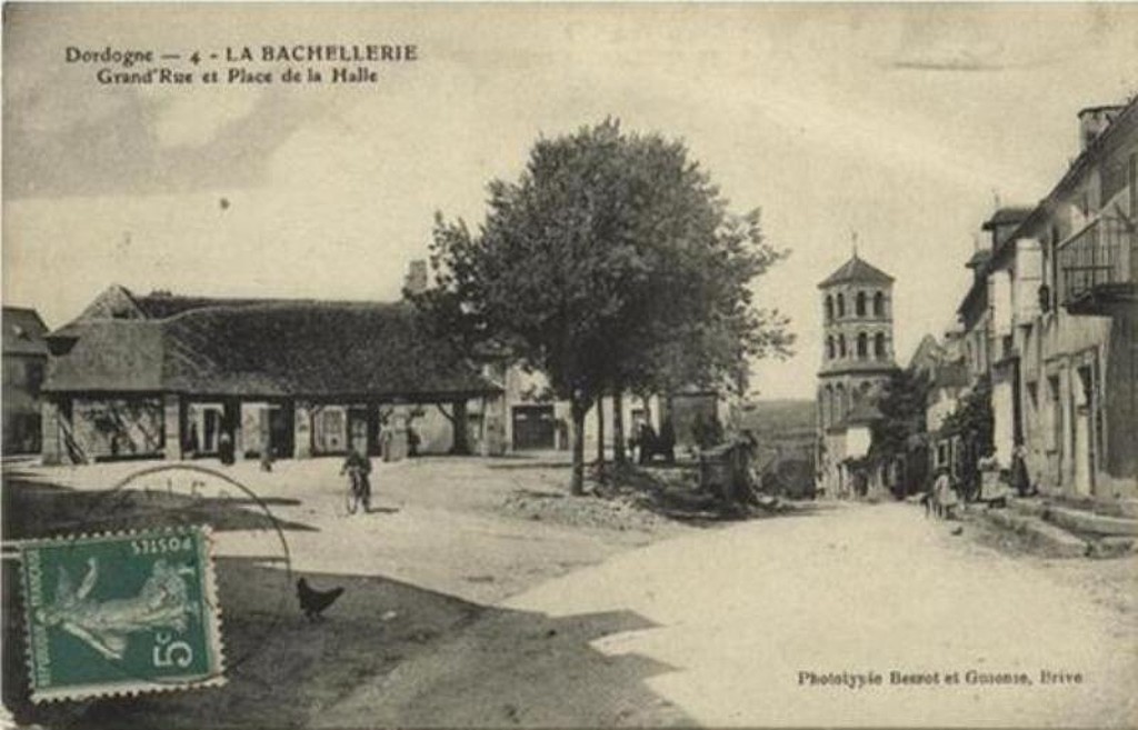 Fig. 4 : La halle, aujourd'hui disparue, rappelle le passé commercial du nouveau bourg de La Bachellerie (Carte postale Bessot et Guionie, à partir de 1904).