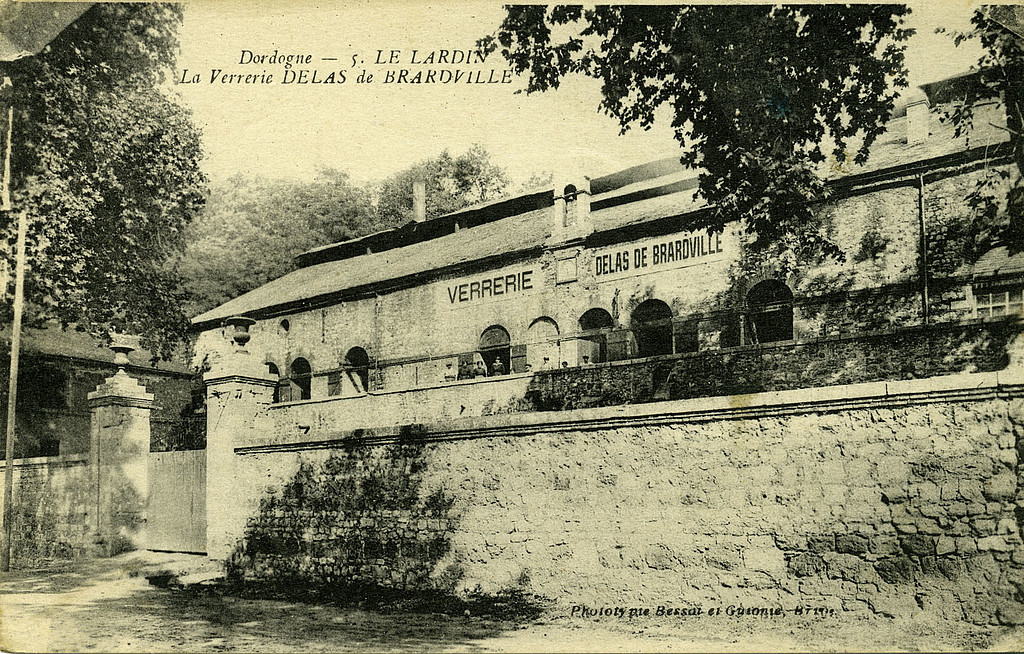 Verrerie Brard au Lardin-Saint-Lazare, carte postale Bessot et Guionie, éditeurs à Brive, 1919 (source : coll. municipalité du Lardin).