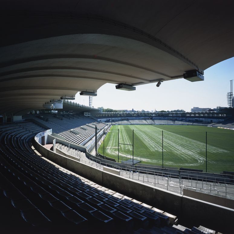 Vue d'ensemble des tribunes et de la pelouse du stade Chaban-Delmas. 
(c) Région Nouvelle-Aquitaine, Inventaire général du patrimoine culturel, Dubau Michel.