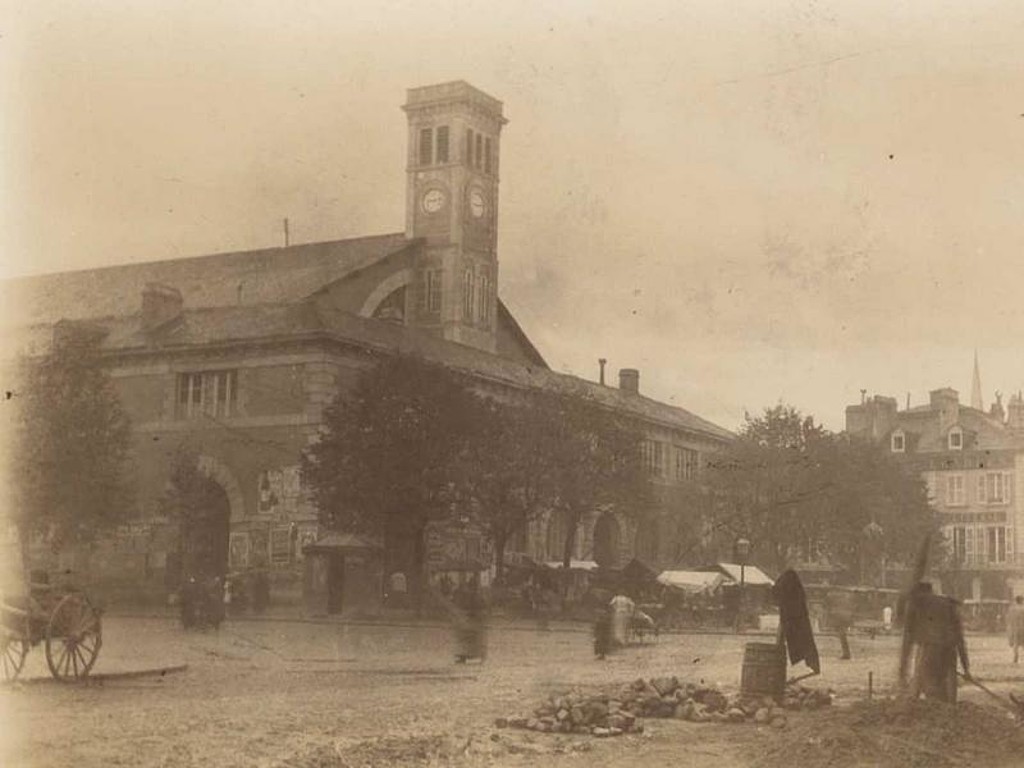 Vue de la « Nouvelle-Halle » sur l'emplacement de la place Clemenceau. Cliché Archives communautaires Pau Béarn Pyrénées.