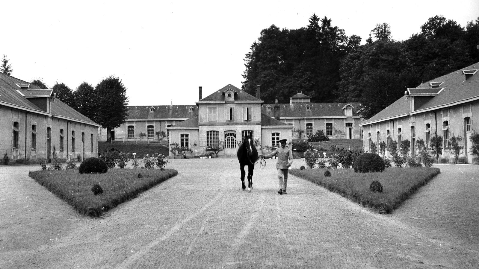 Bâtiments du Puy Marmont dans les années 1970 © Région Nouvelle-Aquitaine, Inventaire général du patrimoine culturel,Reproduction P. Rivière