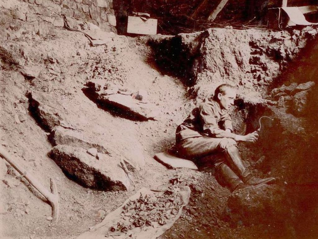 Jean Bouyssonie en train de fouiller le site en 1910 © Fonds Bouyssonie, crédits réservés