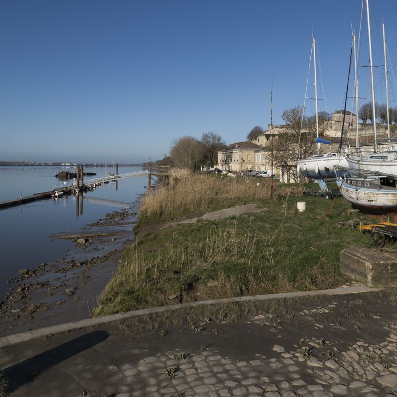 Bourg. Le port : rivage de la Dordogne sur la rive droite du chenal. (c) Région Nouvelle-Aquitaine, Inventaire général du patrimoine culturel – Adrienne Barroche