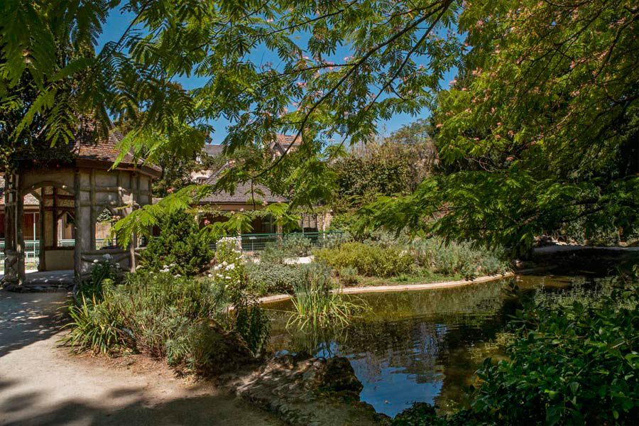 Parc Blossac, Poitiers -  Le jardin anglais, avec le chalet rustique © Région Nouvelle-Aquitaine, Inventaire général du patrimoine culturel. C. Rome, 2020