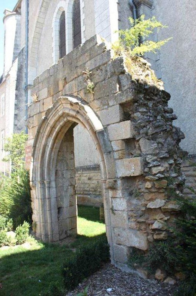 Fig. 8 : Vestige du portail occidental de l'ancienne église Sainte-Marie à Montignac.