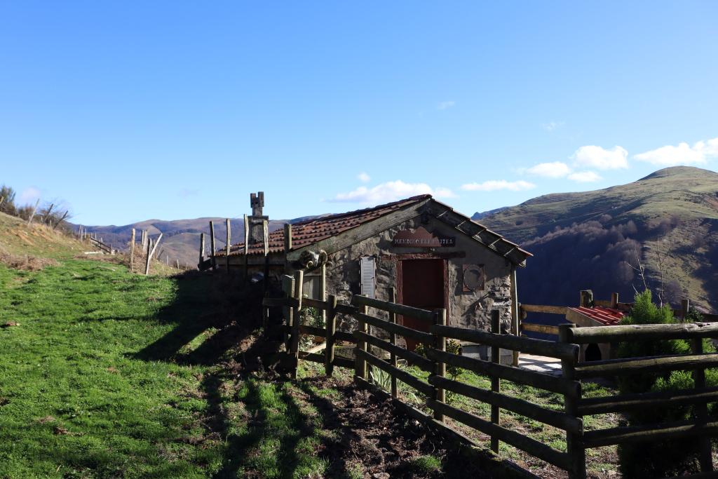 Cabane vue de l'ouest.