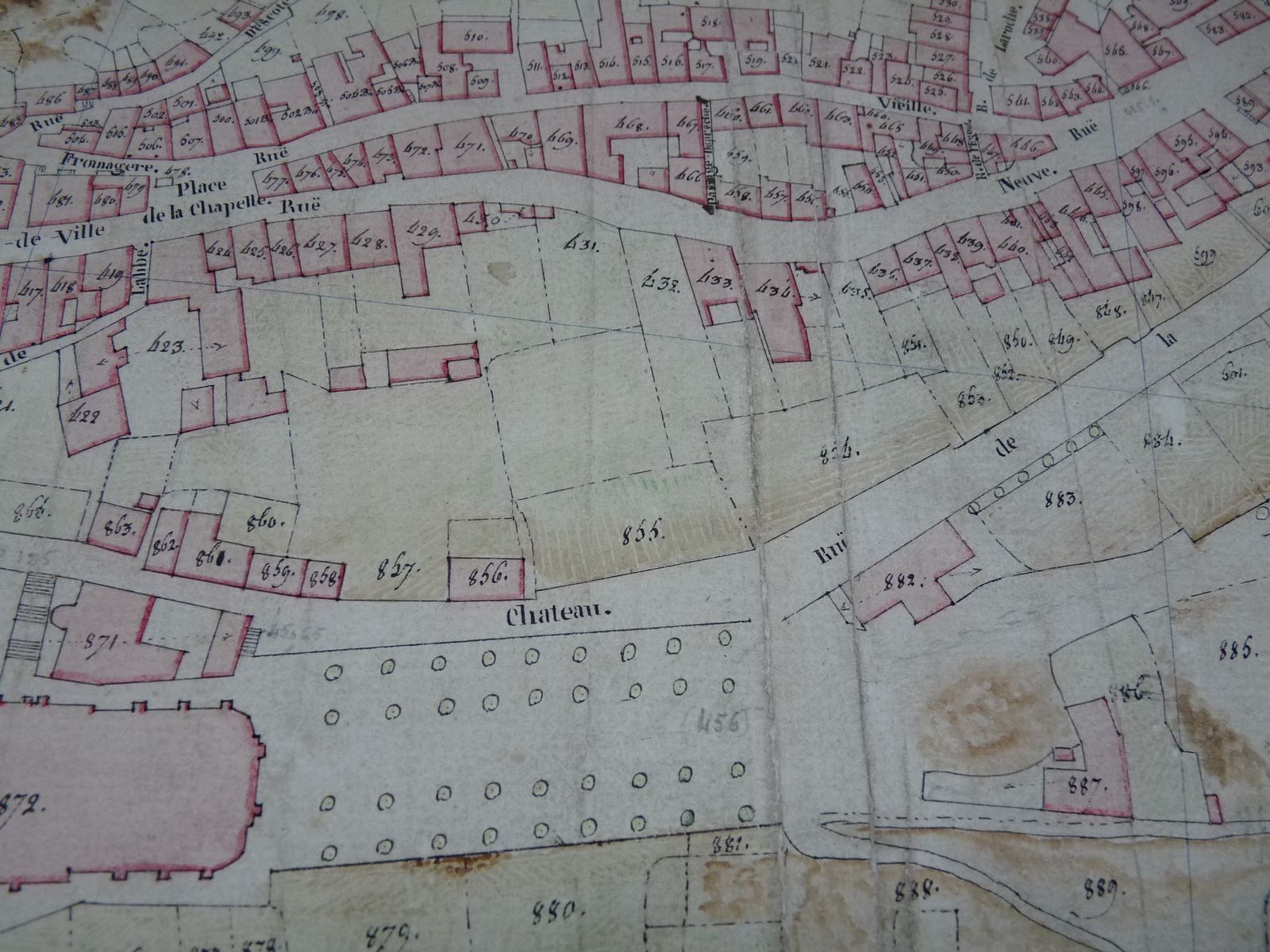 Cadastre de 1812, avec les parcelles 431 et 432, sur lesquelles fut édifié en 1826 le premier hôtel de ville d'Aubusson, à l'emplacement de ce qui était encore des jardins (AC Aubusson)