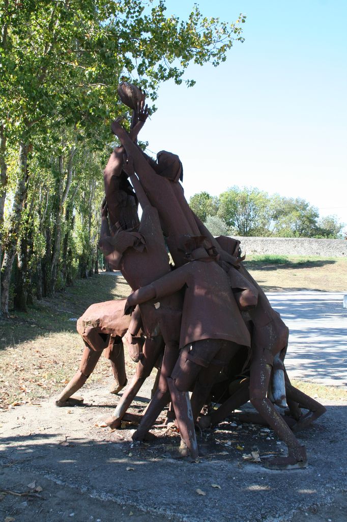 Sculpture monumentale : la touche. Vue d'ensemble.