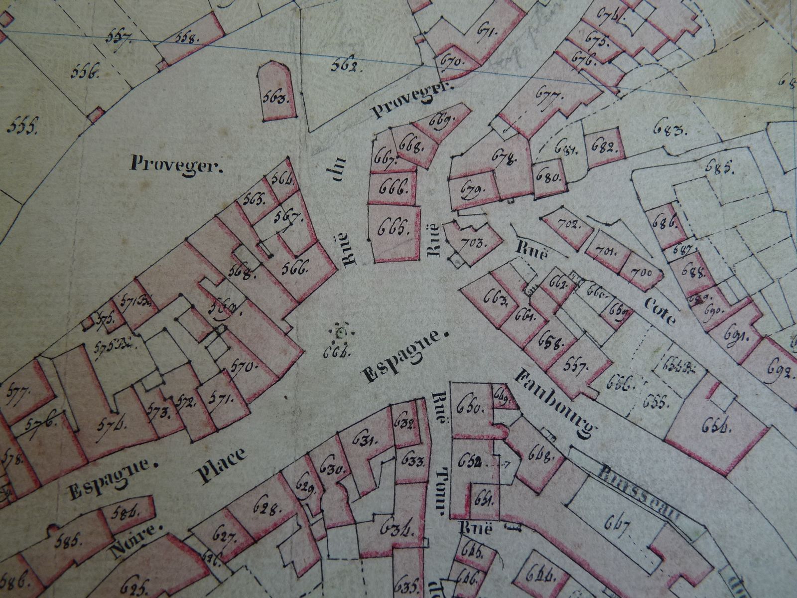 Cadastre de 1812 (AC Aubusson) montrant l'îlot de cinq maisons, au nord de la place (parcelles 665 à 669), détruit en 1899.