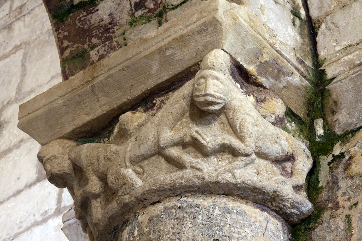 Le chapiteau de la dernière colonne nord du collatéral nord est orné de deux paires de lions affrontés.