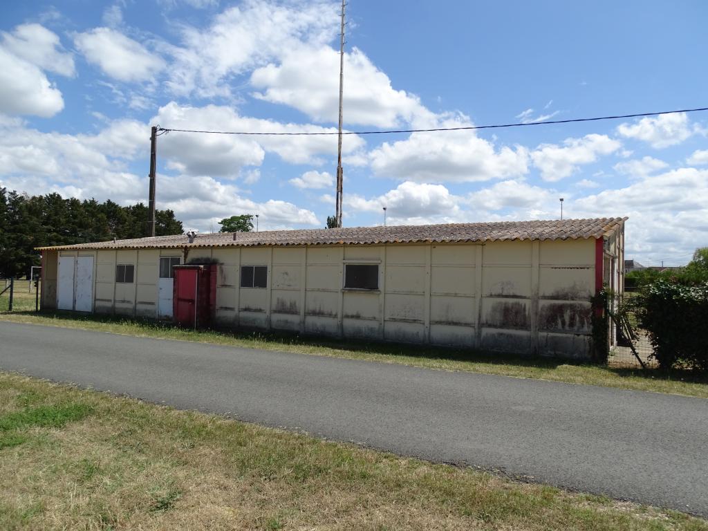 Vestiaires et douches en préfabriqué, élévation nord.