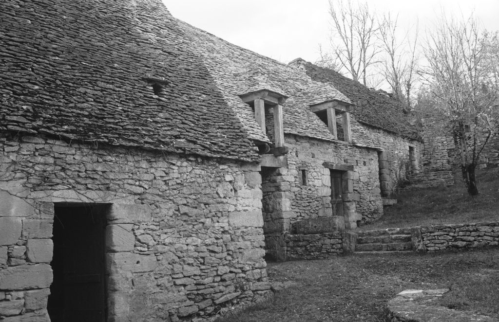 Corps de bâtiments ouest depuis la cour.