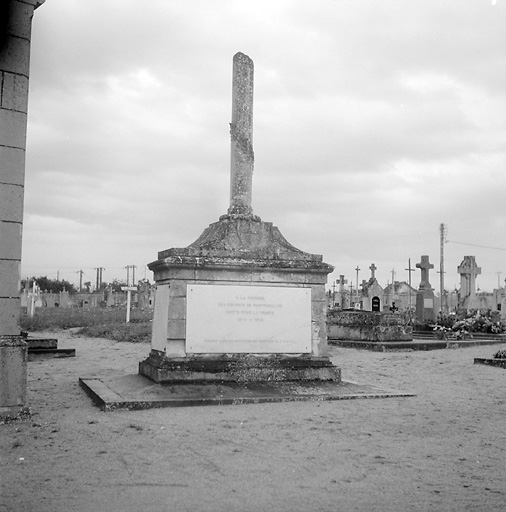 Monument aux morts du cimetière Saint-Martial, en 1978.