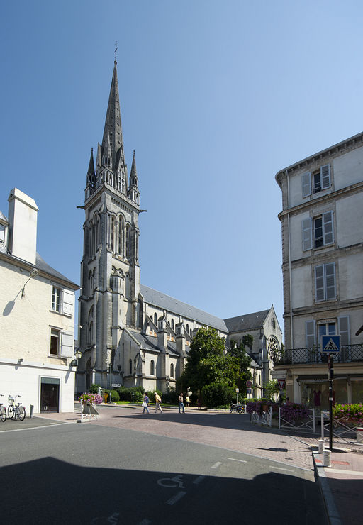 Vue de l'église depuis la place Gassion.