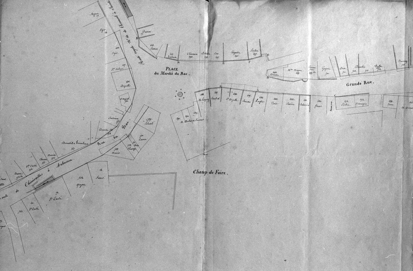 Plan de la traverse d'Aubusson et des alignements ordonnés sur cette partie de route dans la Grande Rue, à son extrémité est (1830 - établi par le géomètre Callier) (AC Aubusson). L'auberge Deyrolle a été frappée d'alignement. 