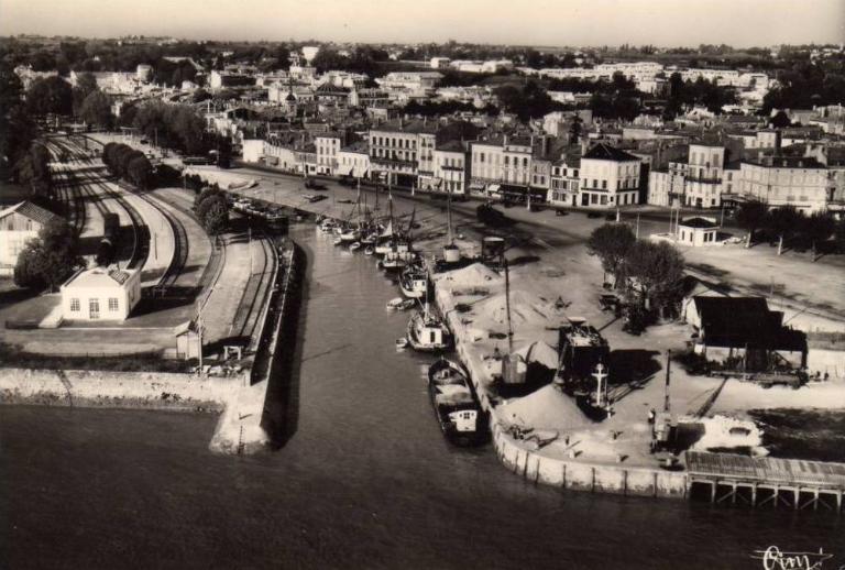 Vue aérienne. Carte postale, années 1950 (collection particulière).