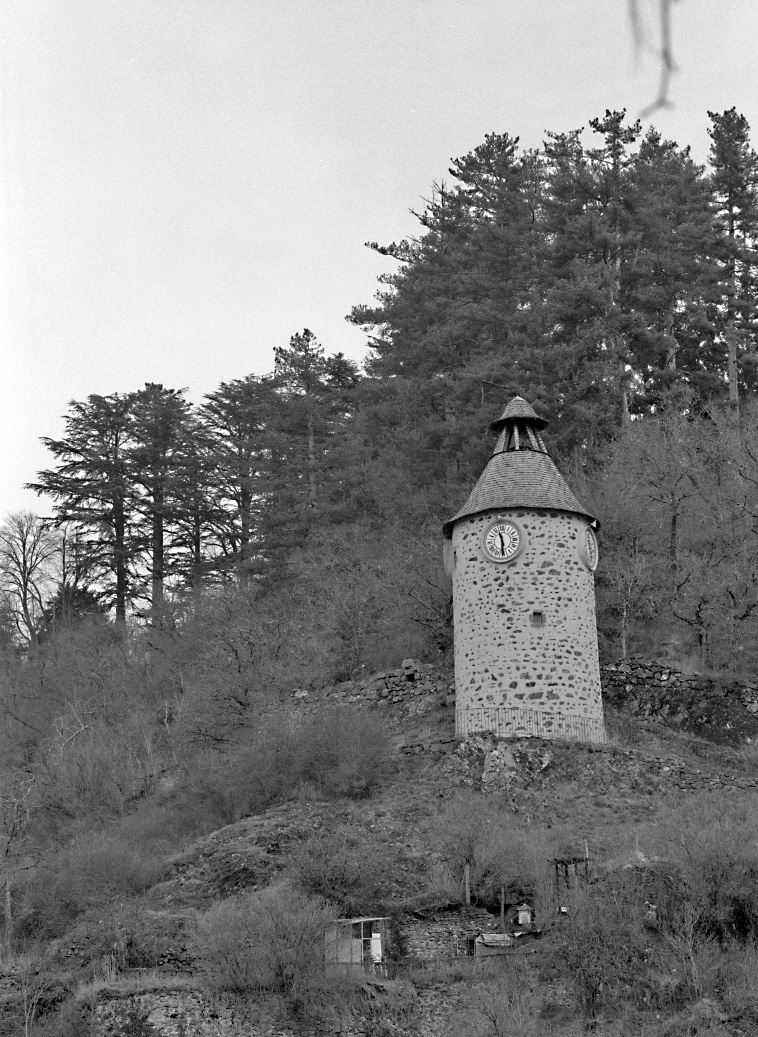 Vue générale de la Tour de l'Horloge, vestige des anciennes fortifications de la ville.