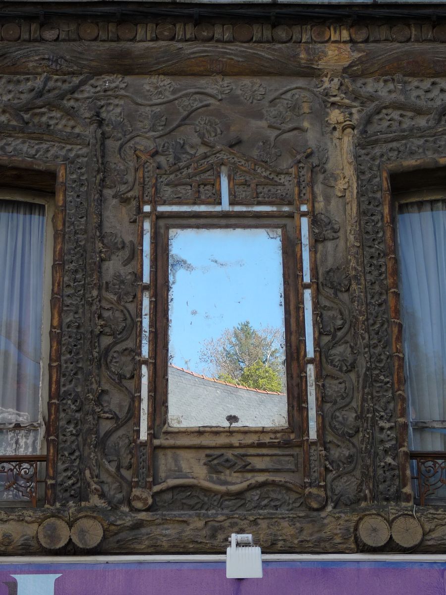 Détail du miroir ornant le trumeau séparant les deux baies de l'étage. 