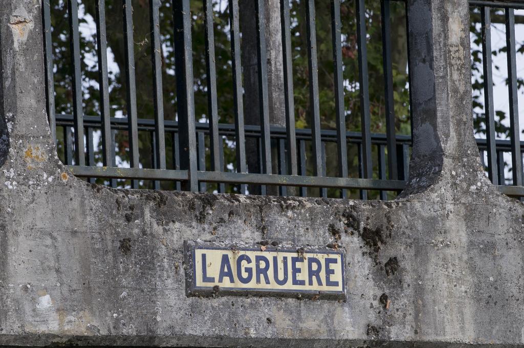 Pont de Lagruère, côté amont : plaque indiquant le nom du pont.