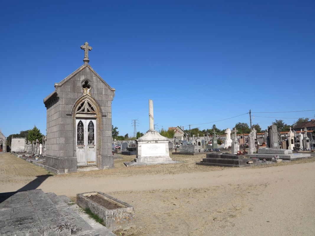 À gauche, chapelle funéraire de la famille Monplanet, à droite, le monument aux morts.