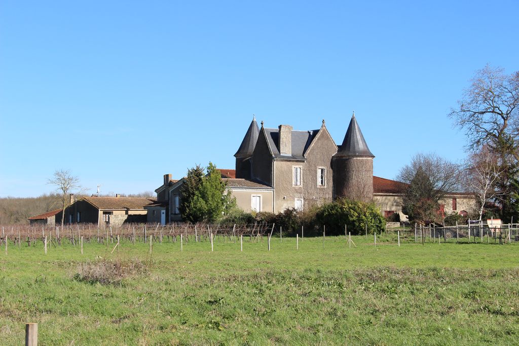 Vue d'ensemble du manoir de La Salle depuis le sud-ouest.