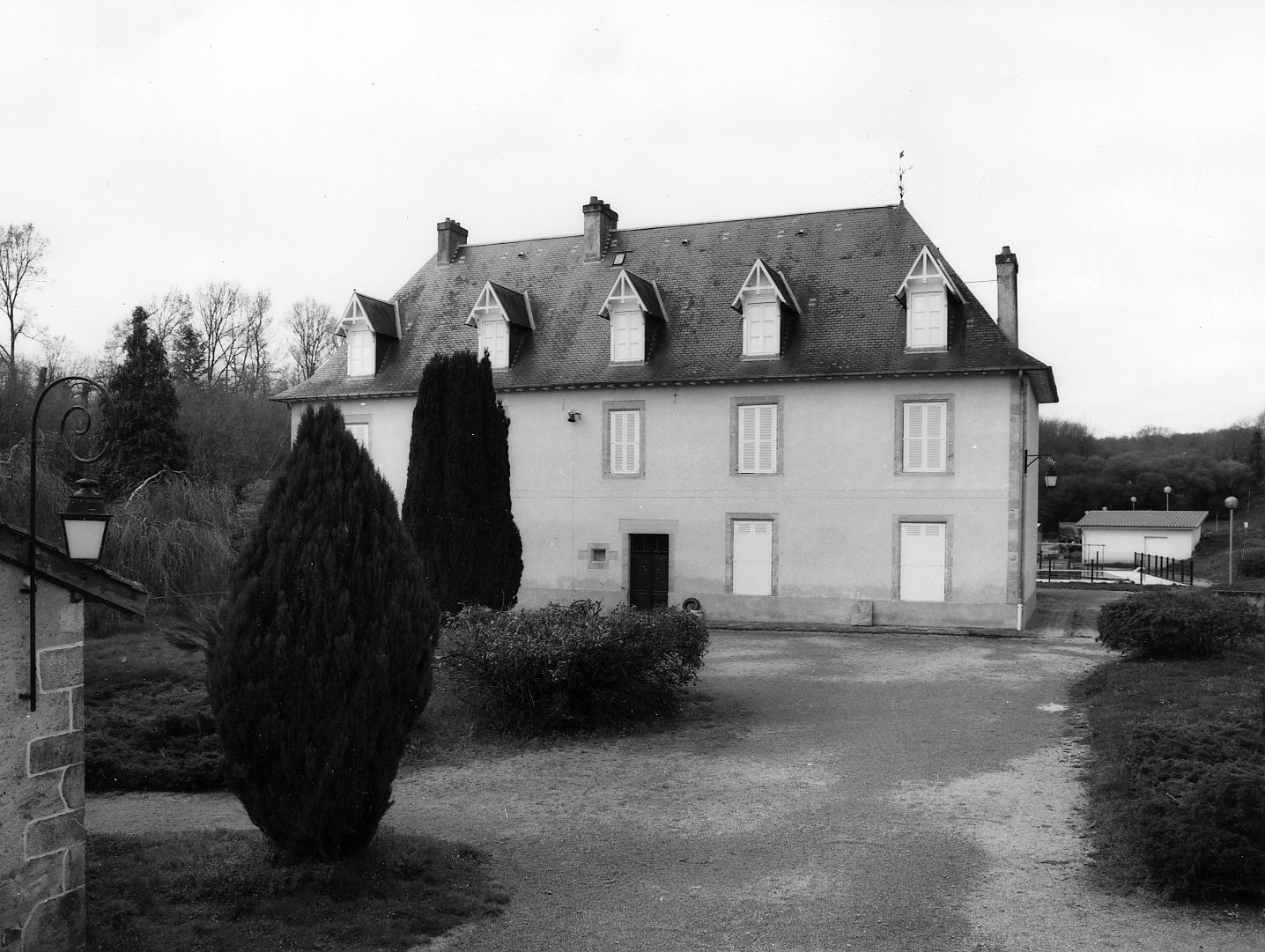 Isle, château du Geneiteix, façade antérieure. Exemple de château de plan rectangulaire couvert d'un toit à croupes à forte pente et distribué par un escalier tournant à mur noyau et volées droites.