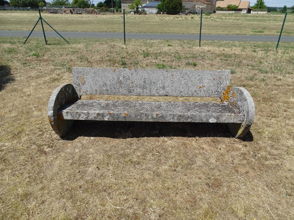 Banc public en béton.