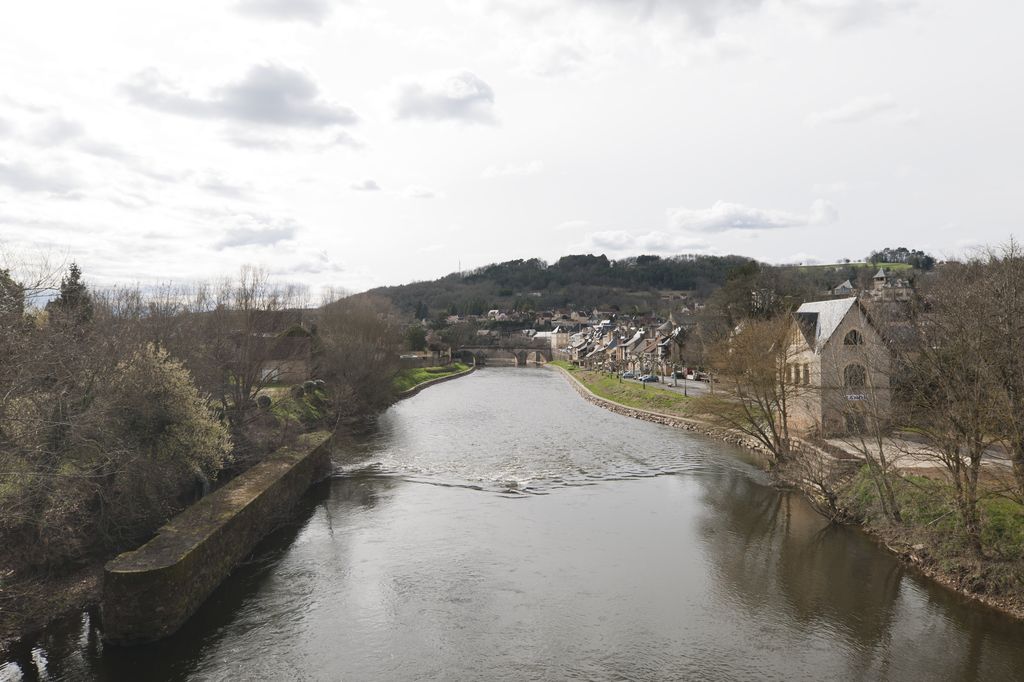 Vue de la Vézère à Montignac : au premier plan à gauche l'ancien pas, à droite l'ancienne usine électrique.