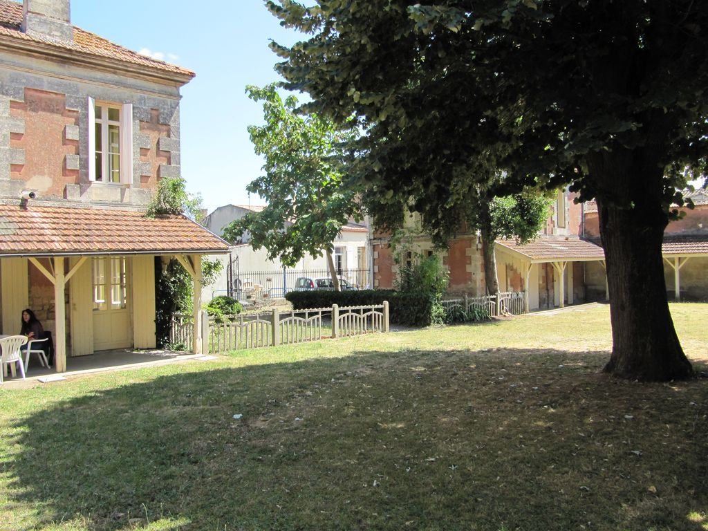 Vue des logements depuis la cour.