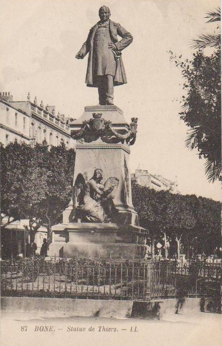 Carte postale ancienne montrant la statue de Thiers à Bône (Algérie).