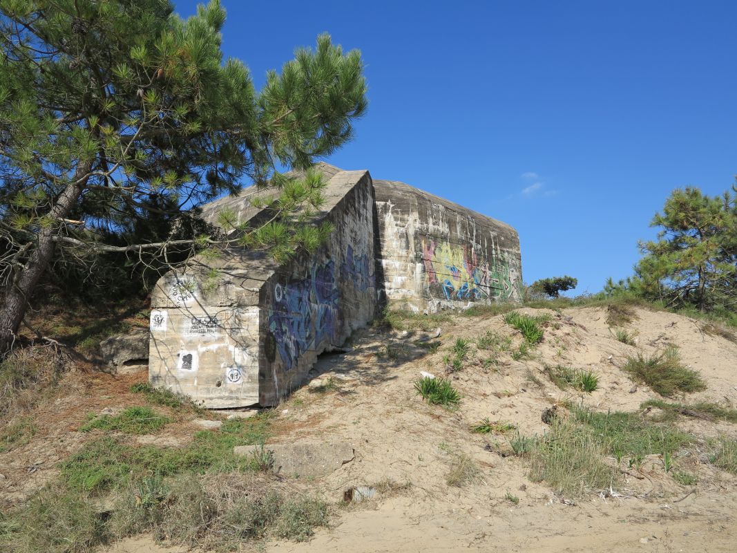 La casemate de type H612 vue depuis le sud.