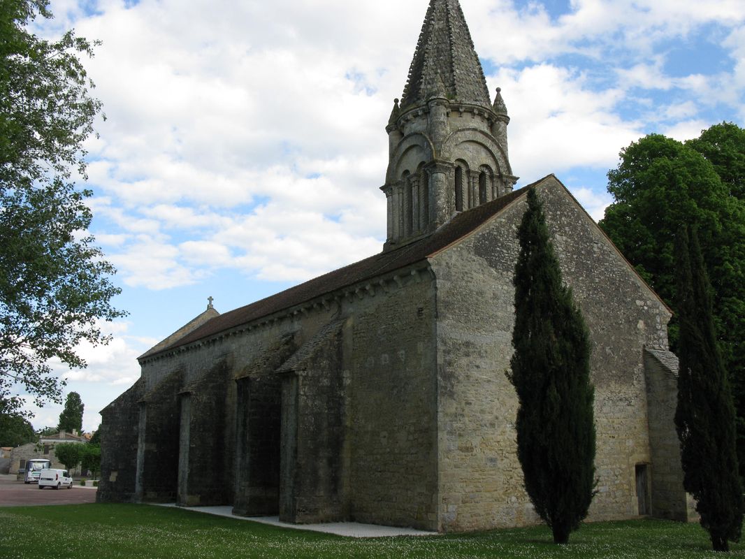 Vue de l'angle nord-ouest de l'église et du clocher qui surmonte la 2e travée.