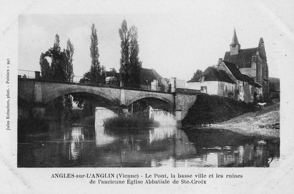 Le pont, la ville basse et les ruines de 'ancienne abbaye Sainte-Croix. Carte postale ancienne.