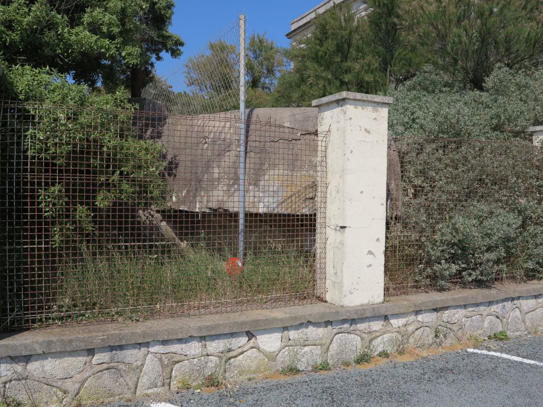 Blockhaus au pied de la villa.