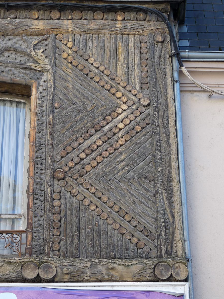 Détail des faux rondins de bois.