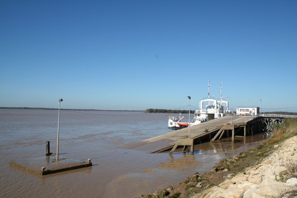 Vue d'ensemble depuis le sud, avec l'ancien bac le 