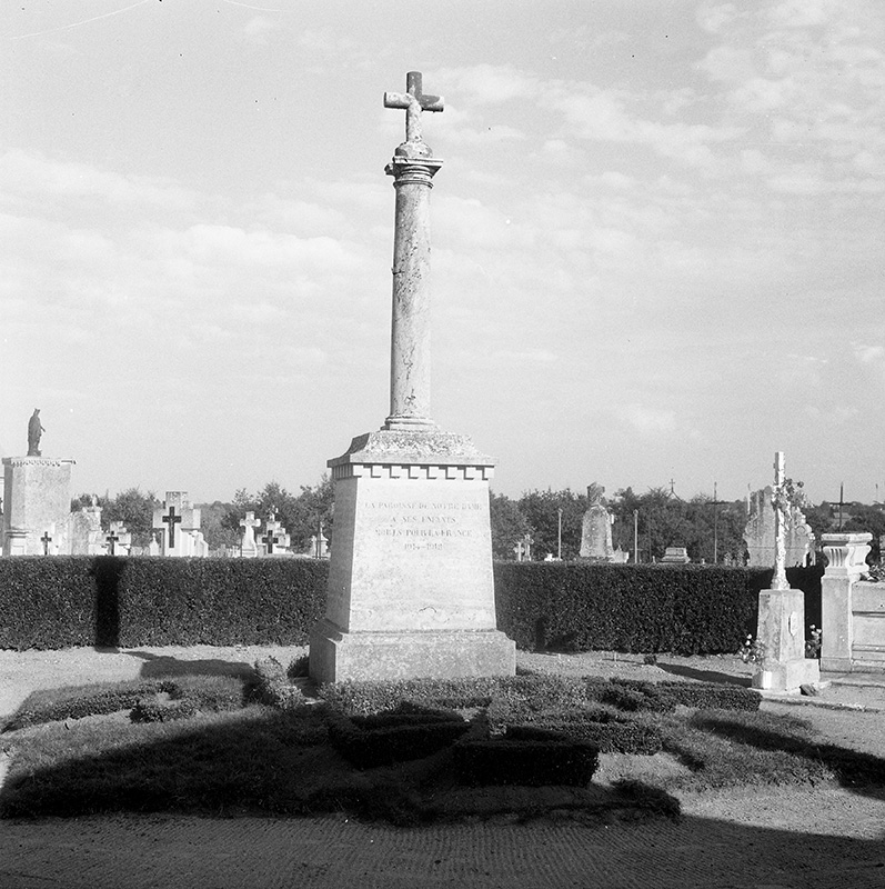 Monument aux morts du cimetière Notre-Dame, en 1978.