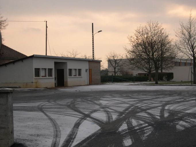 Le guichet et le parking à l'entrée nord du stade.