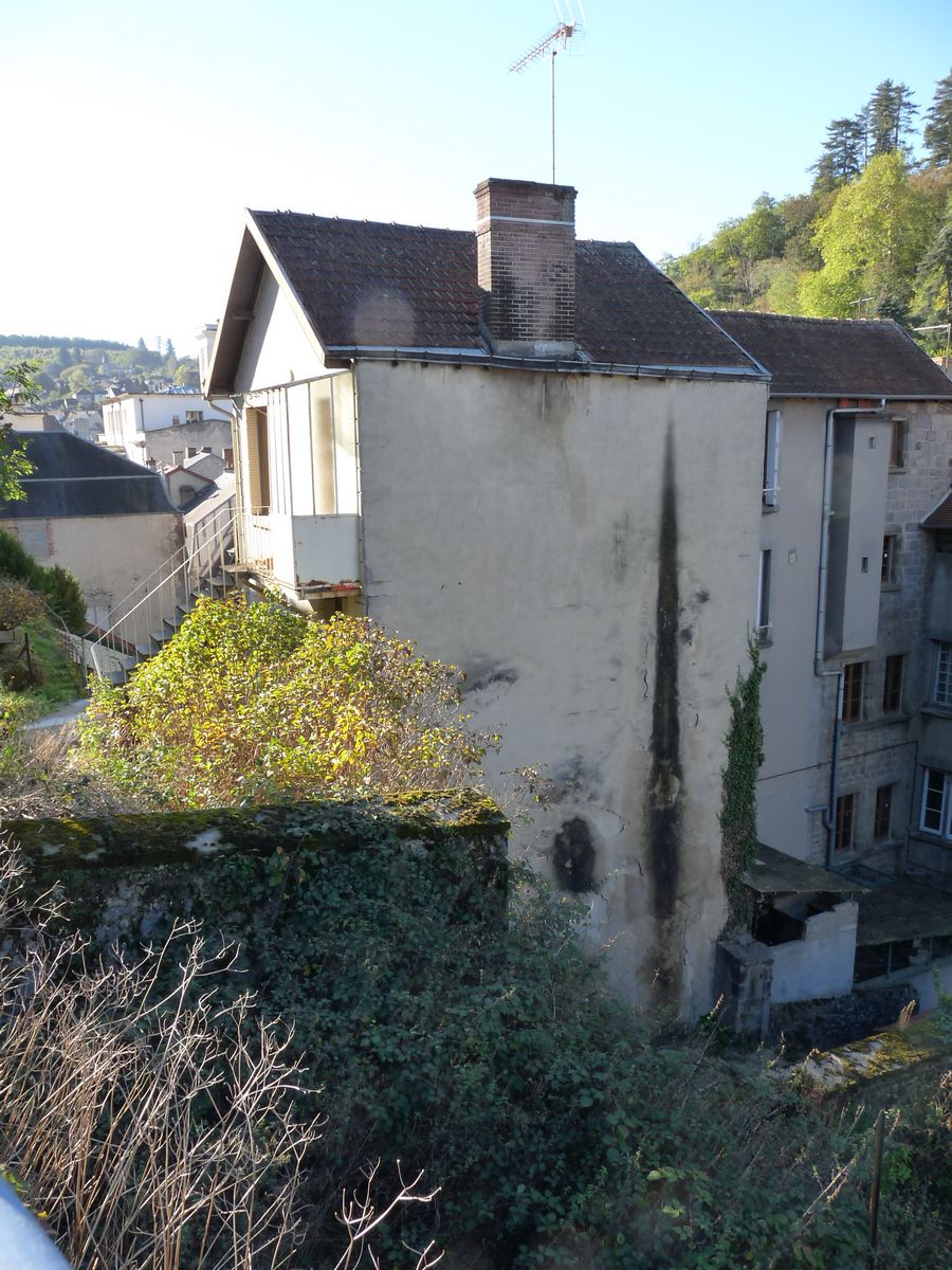 Vue générale du corps de logis sud, aujourd'hui dénaturé, avec son extension et son accès par la rue Chateaufavier. 