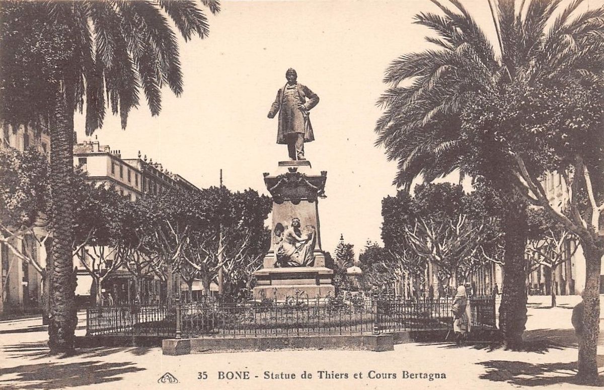 Carte postale ancienne montrant la statue de Thiers à Bône (Algérie).