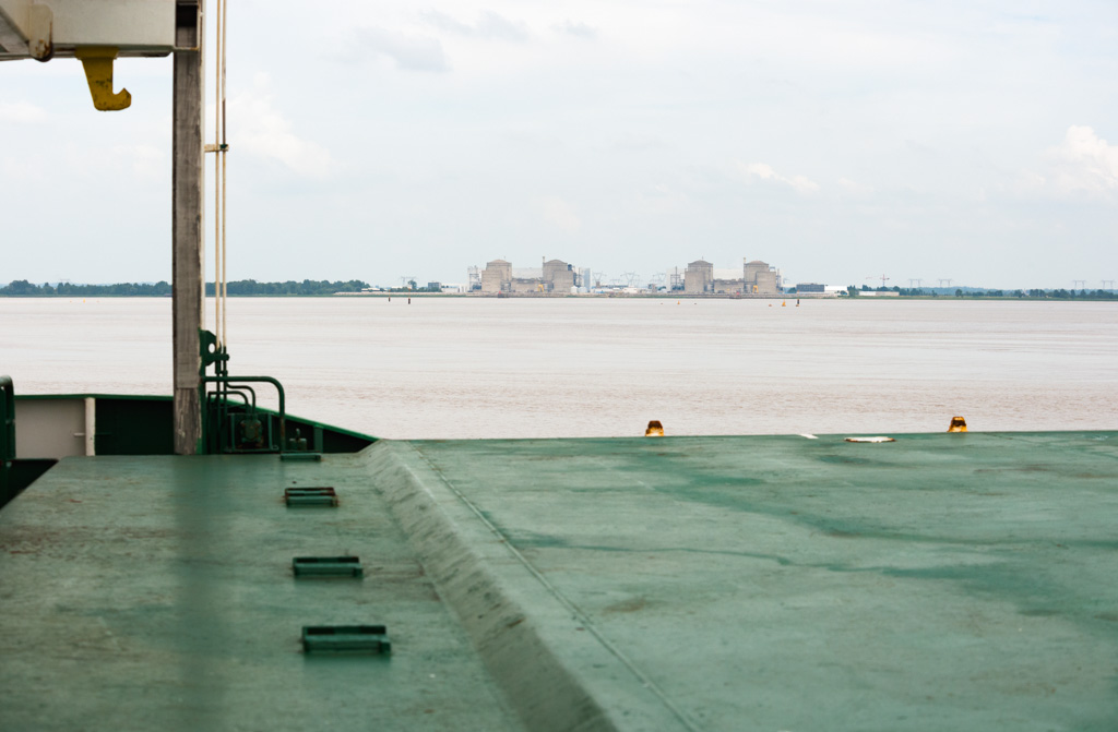 Vue depuis le pont d'un bateau-céréalier remontant l'estuaire.