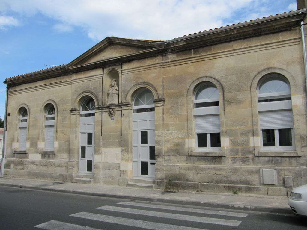 Façade ouest, sur rue.